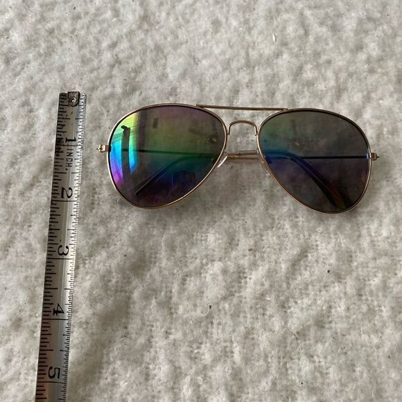 Classic Aviator Sunglasses with Gold Frames - Picture 6 of 6